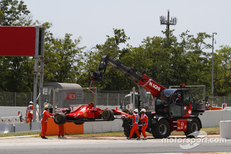 Oficiales quitan el coche de Kimi Raikkonen, Ferrari SF70H