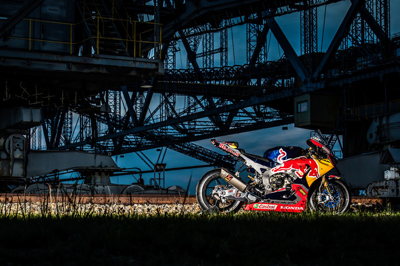 De motor van Stefan Bradl, Honda World Superbike Team in een oud industriegebied