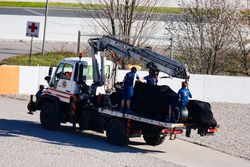 A recovery truck removes the crashed Lance Stroll Williams FW40