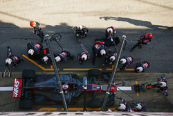 Romain Grosjean, Haas F1 Team VF-17, makes a pit stop