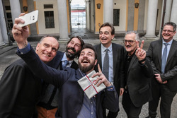 Stefano Comini a Lugano con il sindaco Marco Borradori, i municipali Michele Foletti e Roberto Badaracco e il segretario comunale Robert Bregy.