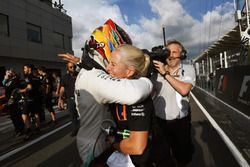 Ganador de la pole Lewis Hamilton, Mercedes AMG F1 celebra en parc ferme