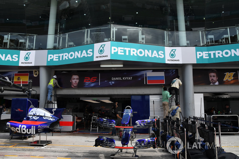 Pencopotan papan nama Daniil Kvyat, Scuderia Toro Rosso