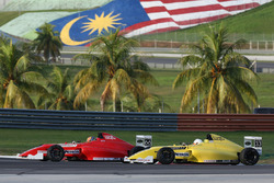 Danial Frost (66) memimpin Akash Gowda (33)