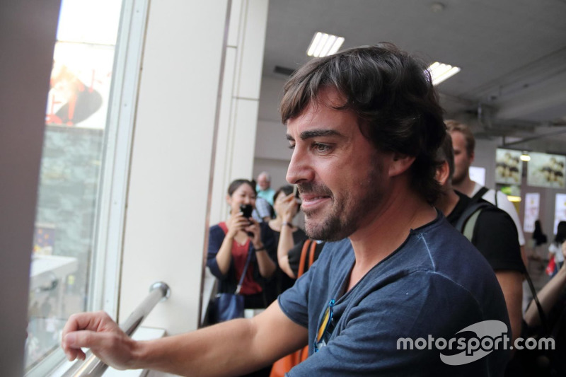 Fernando Alonso observa a sus fans