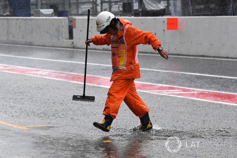 Marshal e la pit lane allagata