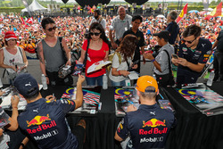 Daniel Ricciardo, Red Bull Racing and Max Verstappen, Red Bull Racing sign autographs for the fans