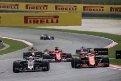 Kevin Magnussen, Haas F1 Team VF-17 and Fernando Alonso, McLaren MCL32 battle