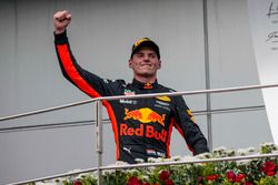 Le vainqueur Max Verstappen, Red Bull Racing fête sa victoire sur le podium