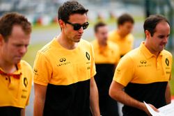 Jolyon Palmer, Renault Sport F1 Team, walks the track with his team