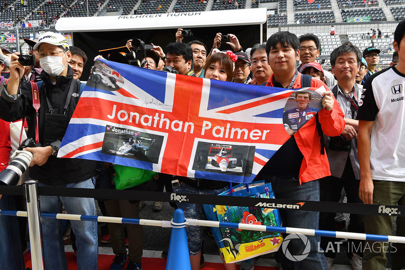 Jolyon Palmer, Renault Sport F1 Team fans and banner