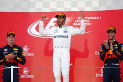 Podium: winnaar Lewis Hamilton, Mercedes AMG F1, tweede Max Verstappen, Red Bull Racing, derde Danie