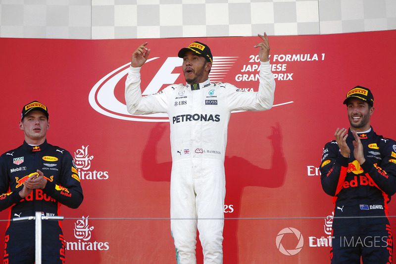 Podio: ganador de la carrera Lewis Hamilton, Mercedes AMG F1, segundo lugar Max Verstappen, Red Bull