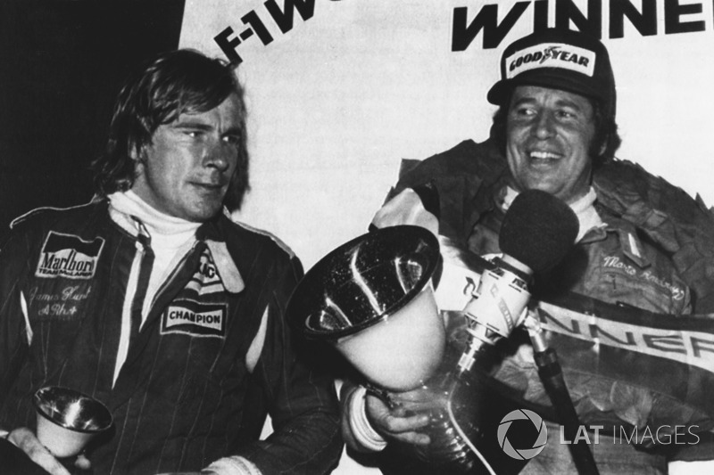 3. James Hunt, McLaren, ve dünya şampiyonu Mario Andretti, Lotus