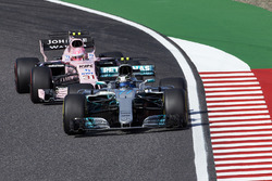 Valtteri Bottas, Mercedes AMG F1 W08, Esteban Ocon, Sahara Force India F1 VJM10