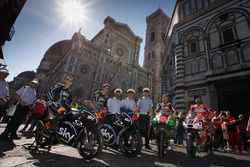 Andrea Migno, Francesco Bagnaia, Sam Lowes, Aprilia Racing Team Gresini, et Danilo Petrucci, Pramac Racing devant la Cathédrale Santa Maria del Fiore à Florence