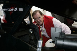 Roger Moore neben Tom Kristensen Auto