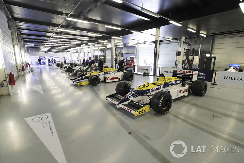 A Williams FW11 Honda, at the head of a line-up of Grand Prix machinery