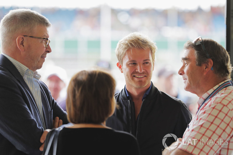 Ross Brawn, Managing Director of Motorsports, FOM, talks to Nico Rosberg and Nigel Mansell