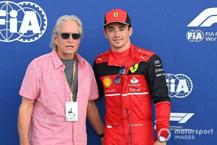 Michael Douglas entrega a Charles Leclerc, de Ferrari, el premio Pirelli Pole Position