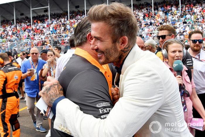 David Beckham saluda a Zak Brown, director general de McLaren Racing, en la parrilla de salida