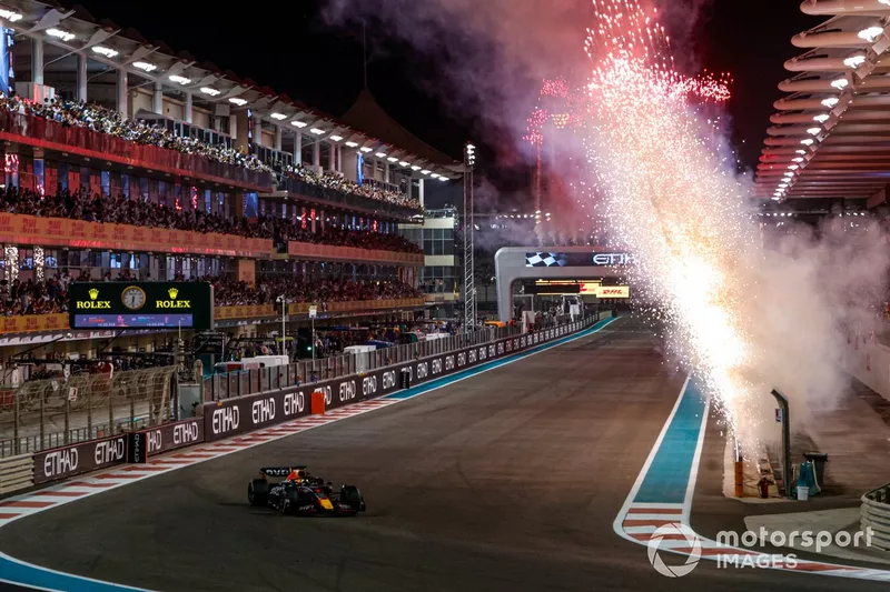 Los fuegos artificiales iluminan el circuito mientras Max Verstappen, Red Bull Racing RB18, en primera posición, se lleva la victoria