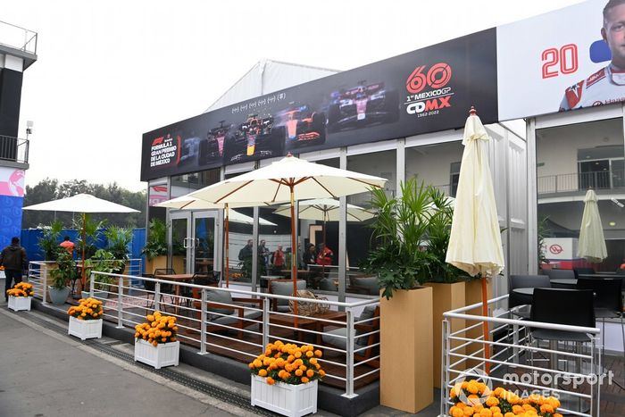 Área de hospitalidad en el paddock