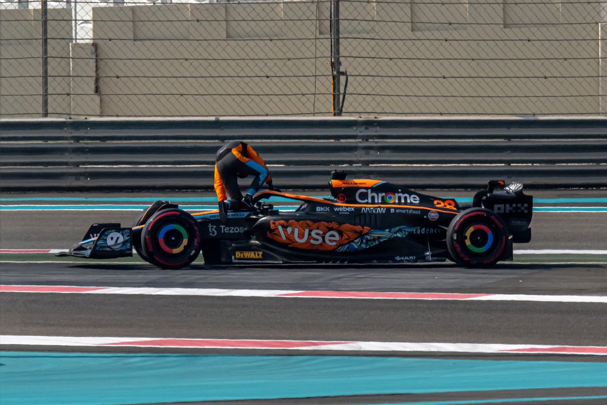 Oscar Piastri, McLaren MCL36, esce dalla sua auto