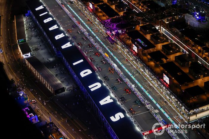 Los mecánicos realizan los últimos preparativos en la parrilla antes de la salida