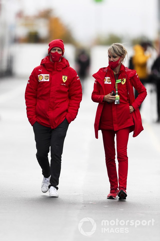 Себастьян Феттель, Ferrari, и его ассистент Бритта Реске в паддоке