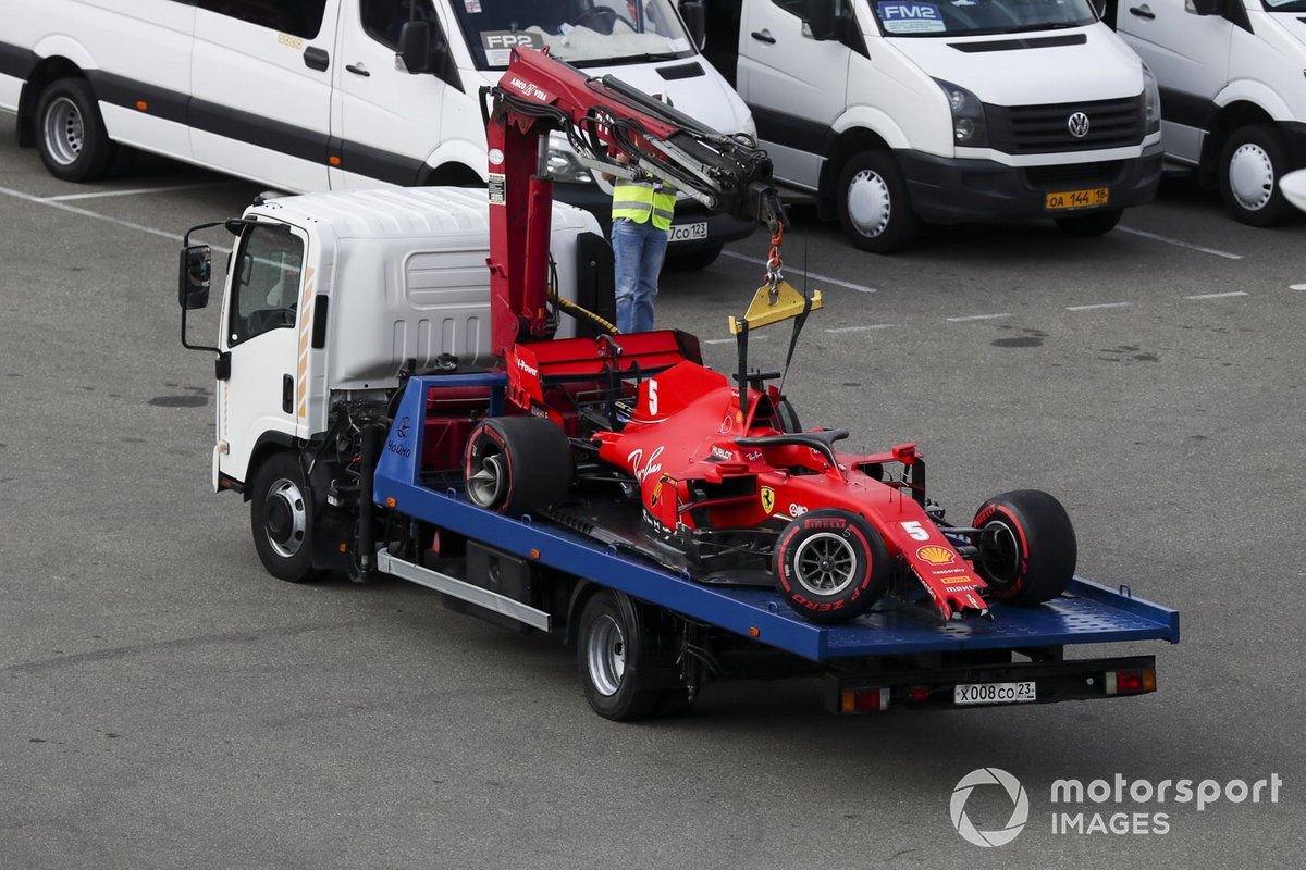 L'auto di Sebastian Vettel, Ferrari SF1000 riportata ai box dopo l'incidente in Qualifica 2