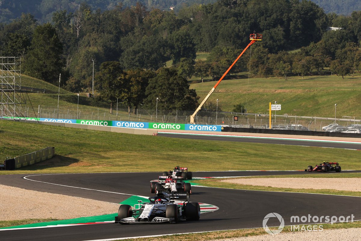 Daniil Kvyat, AlphaTauri AT01, Kimi Raikkonen, Alfa Romeo Racing C39, ve Romain Grosjean, Haas VF-20
