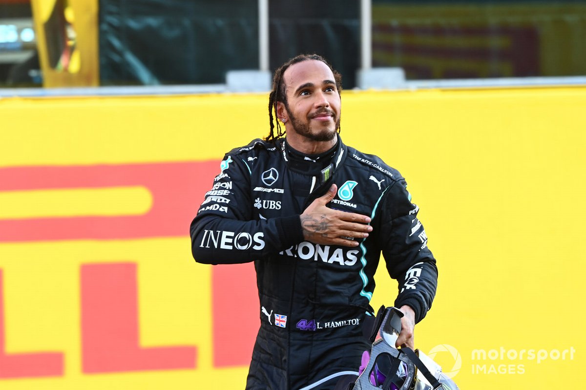 Lewis Hamilton, Mercedes-AMG F1, primo classificato, festeggia al Parc Ferme