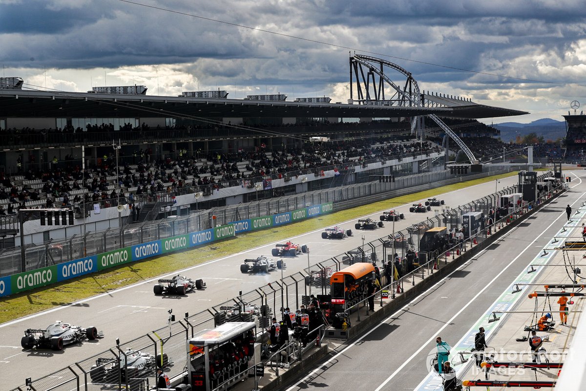 Los coches se alinean en la parrilla antes del comienzo de la carrera