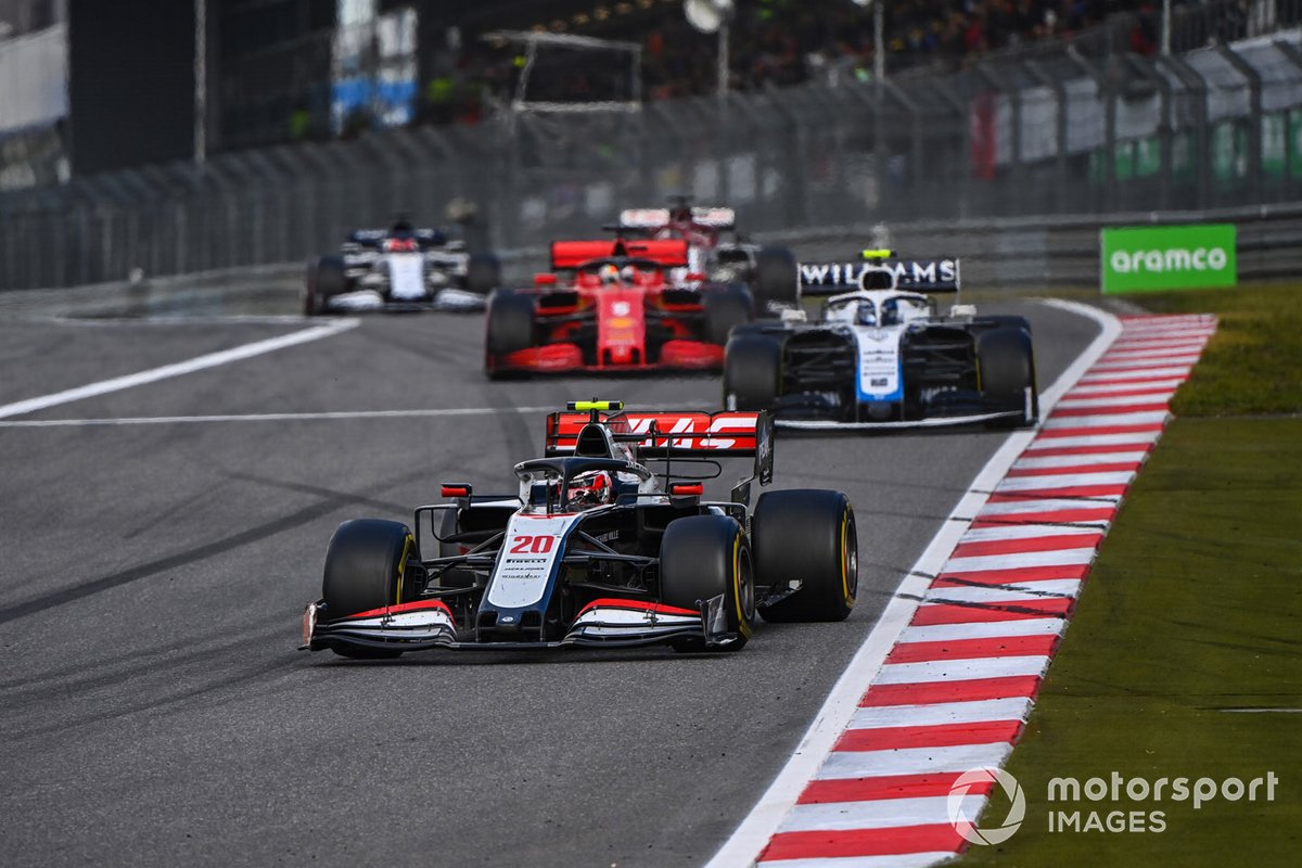 Kevin Magnussen, Haas VF-20, Nicholas Latifi, Williams FW43, e Sebastian Vettel, Ferrari SF1000