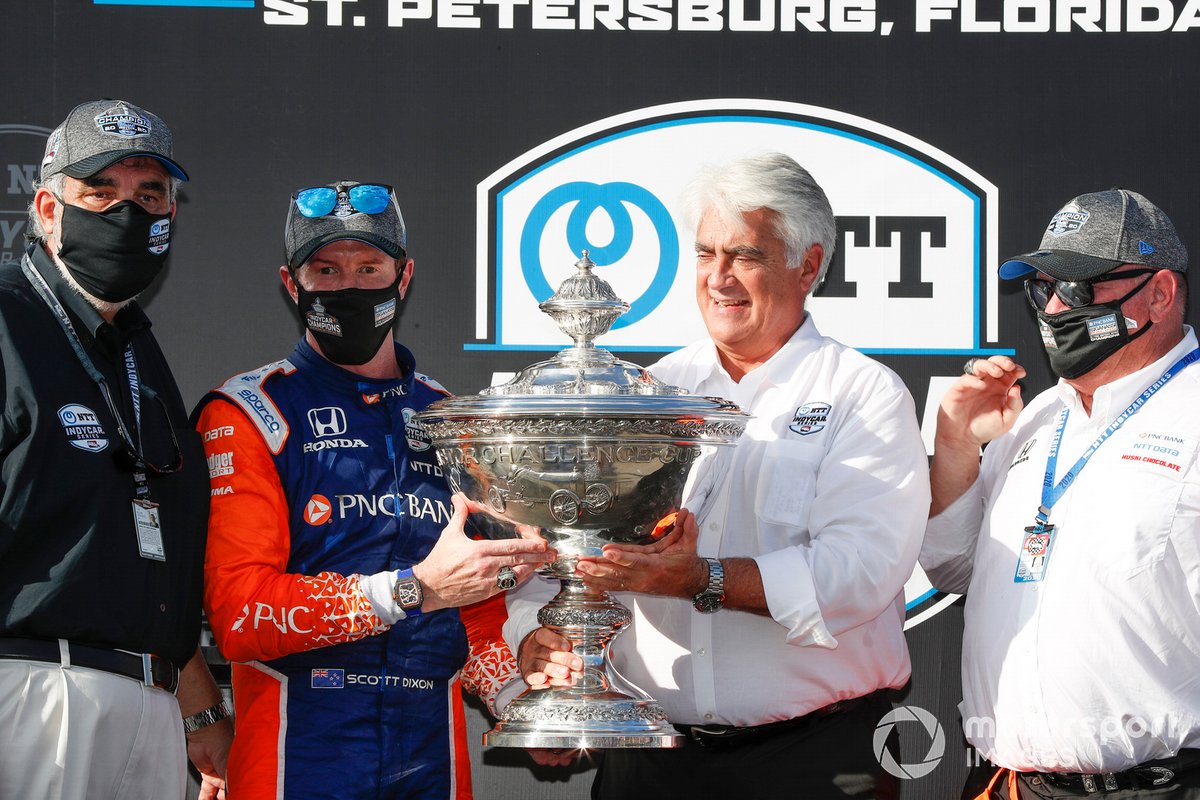 El campeón Scott Dixon, Chip Ganassi Racing Honda con Chip Ganassi, William Croxville de NTT Data y Mark Miles