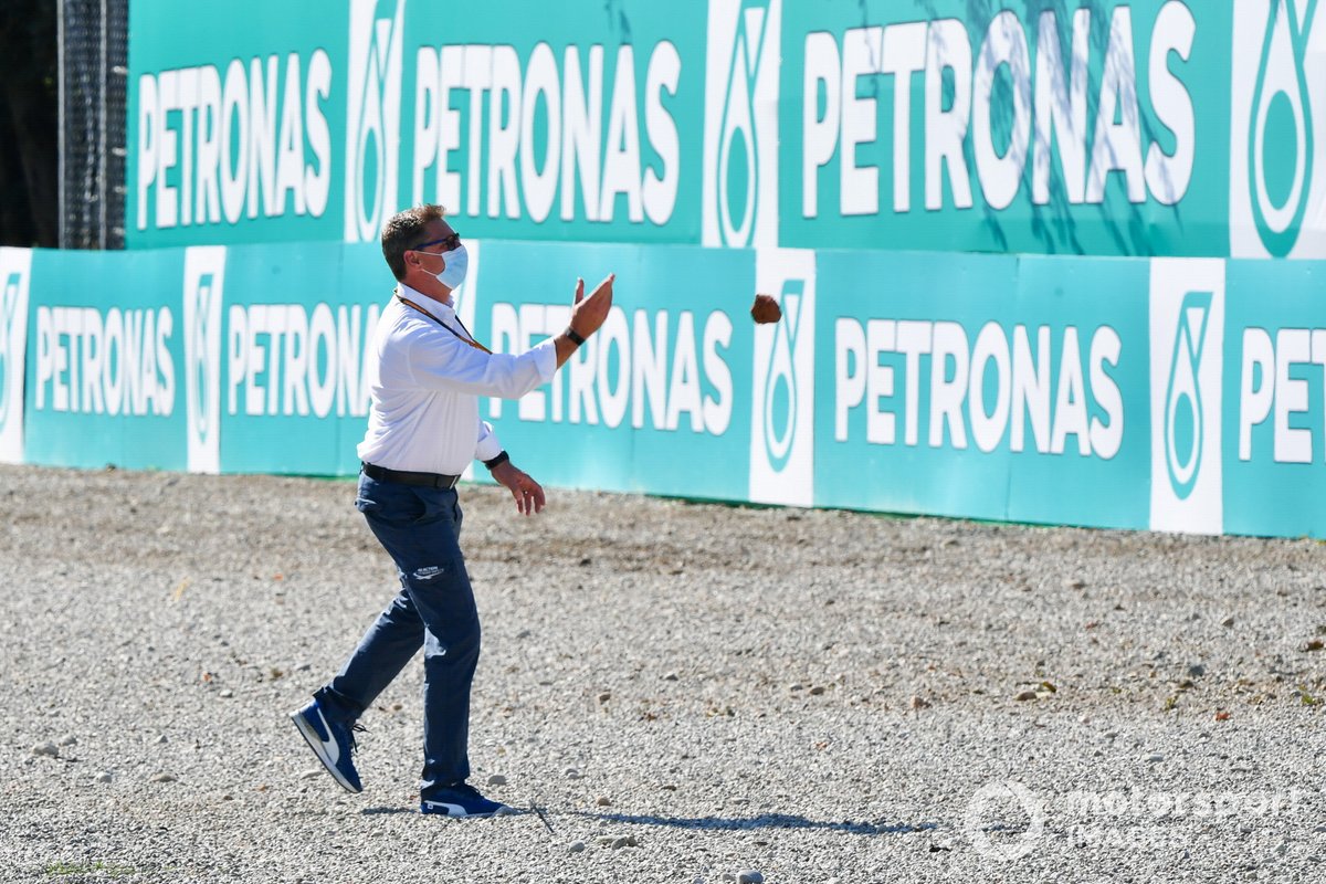 Un representante de la FIA con una piedra de la zona de grava