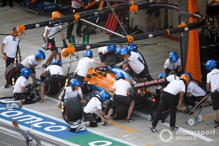 Carlos Sainz Jr., McLaren MCL35, en pits