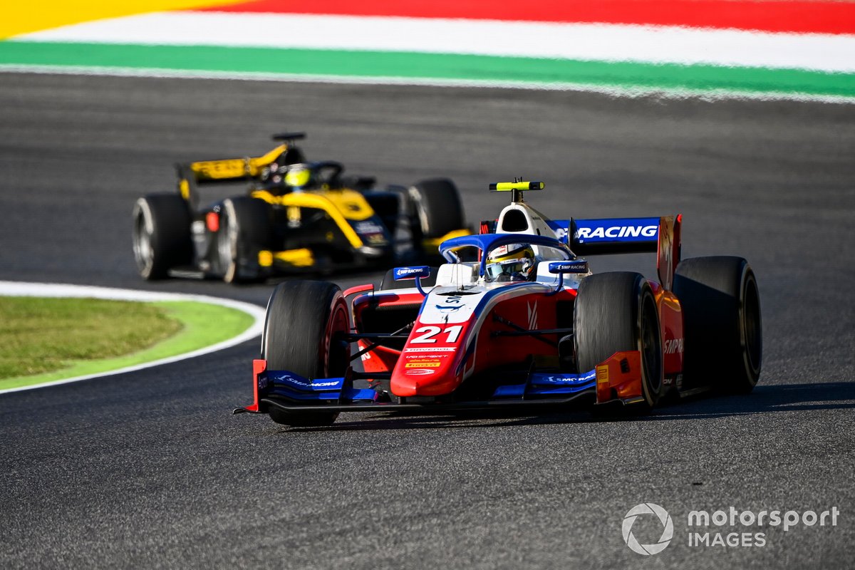 Robert Shwartzman, Prema Racing, precede Guanyu Zhou, UNI-Virtuosi