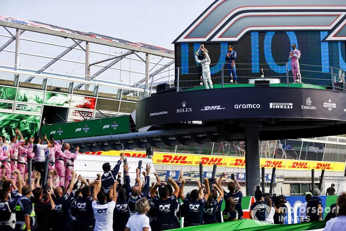 Podio: segundo lugar Carlos Sainz Jr., McLaren, ganador Pierre Gasly, AlphaTauri, y tercer lugar Lance Stroll, Racing Point
