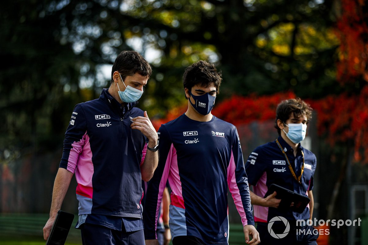 Lance Stroll, Racing Point, cammina in pista con i compagni di squadra