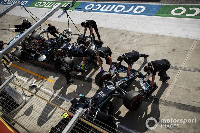 Valtteri Bottas, Mercedes F1 W11, y Lewis Hamilton, Mercedes F1 W11