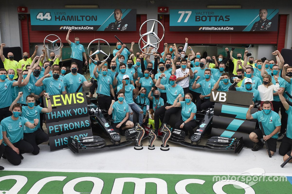 Il vincitore della gara Lewis Hamilton, Mercedes-AMG F1, secondo classificato Valtteri Bottas, Mercedes-AMG F1, Toto Wolff, Direttore Esecutivo (Business), Mercedes AMG festeggia con il team la vittoria del settimo titolo costruttori