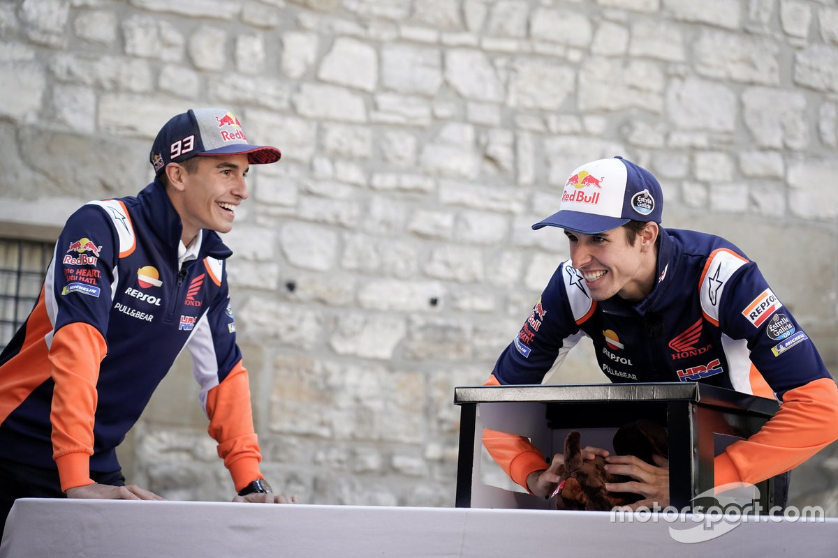 Marc Márquez y Alex Márquez en el juego de la Caja Sorpresa