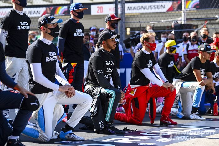 Los pilotoss se paran y se arrodillan en apoyo de la campaña para el fin del racismo