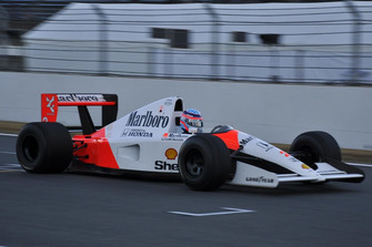 佐藤琢磨がドライブするマクラーレン・ホンダMP4/6