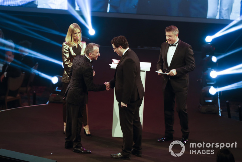 Paddy Lowe le da su premio a Owen Heaney