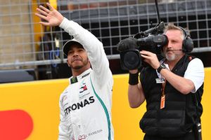 Il poleman Lewis Hamilton, Mercedes-AMG F1 W09, festeggia nel parco chiuso