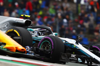 Valtteri Bottas, Mercedes AMG F1 W09 EQ Power+, battles with Fernando Alonso, McLaren MCL33
