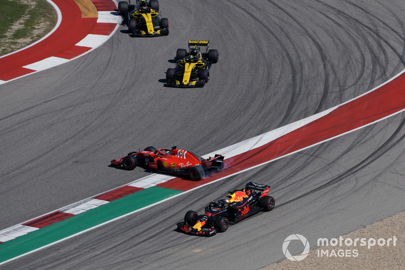 Sebastian Vettel, Ferrari SF71H et Daniel Ricciardo, Red Bull Racing RB14 s'accrochent au premier tour